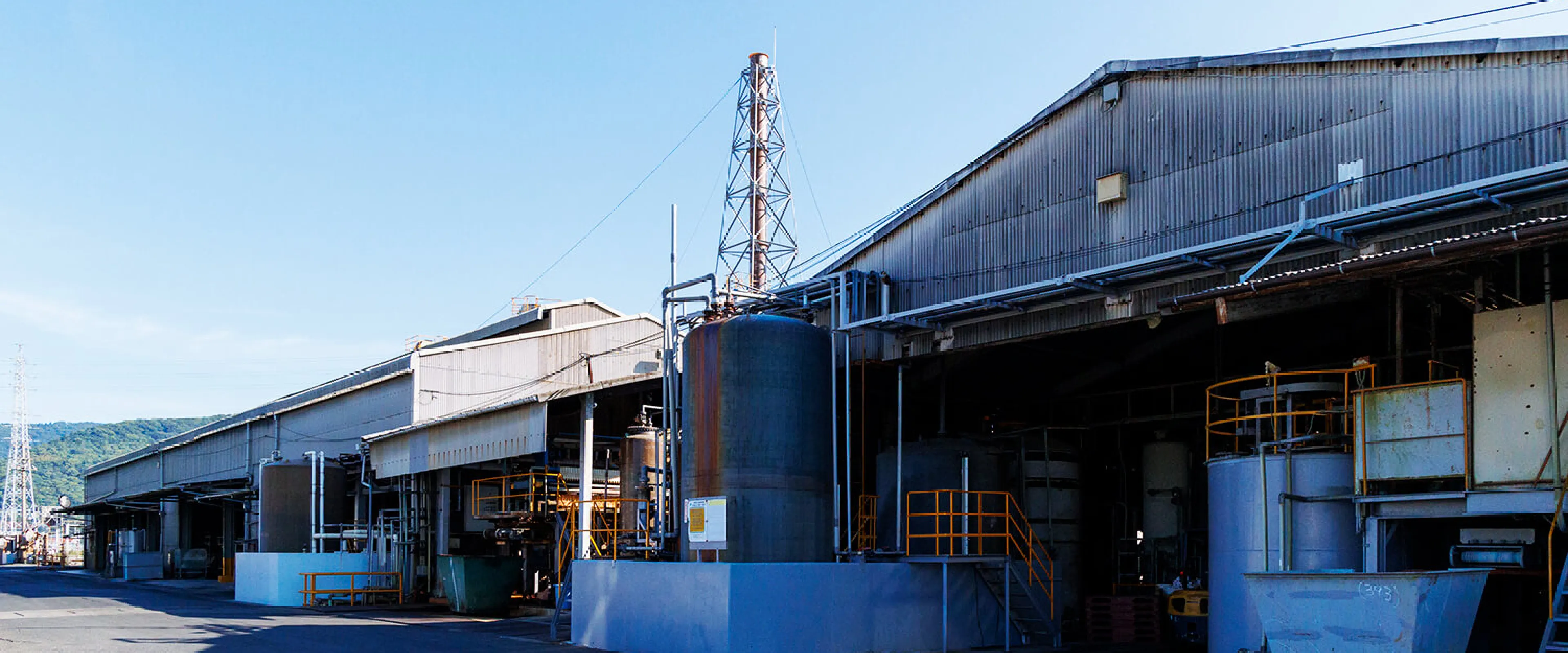 工場外観と設備の様子