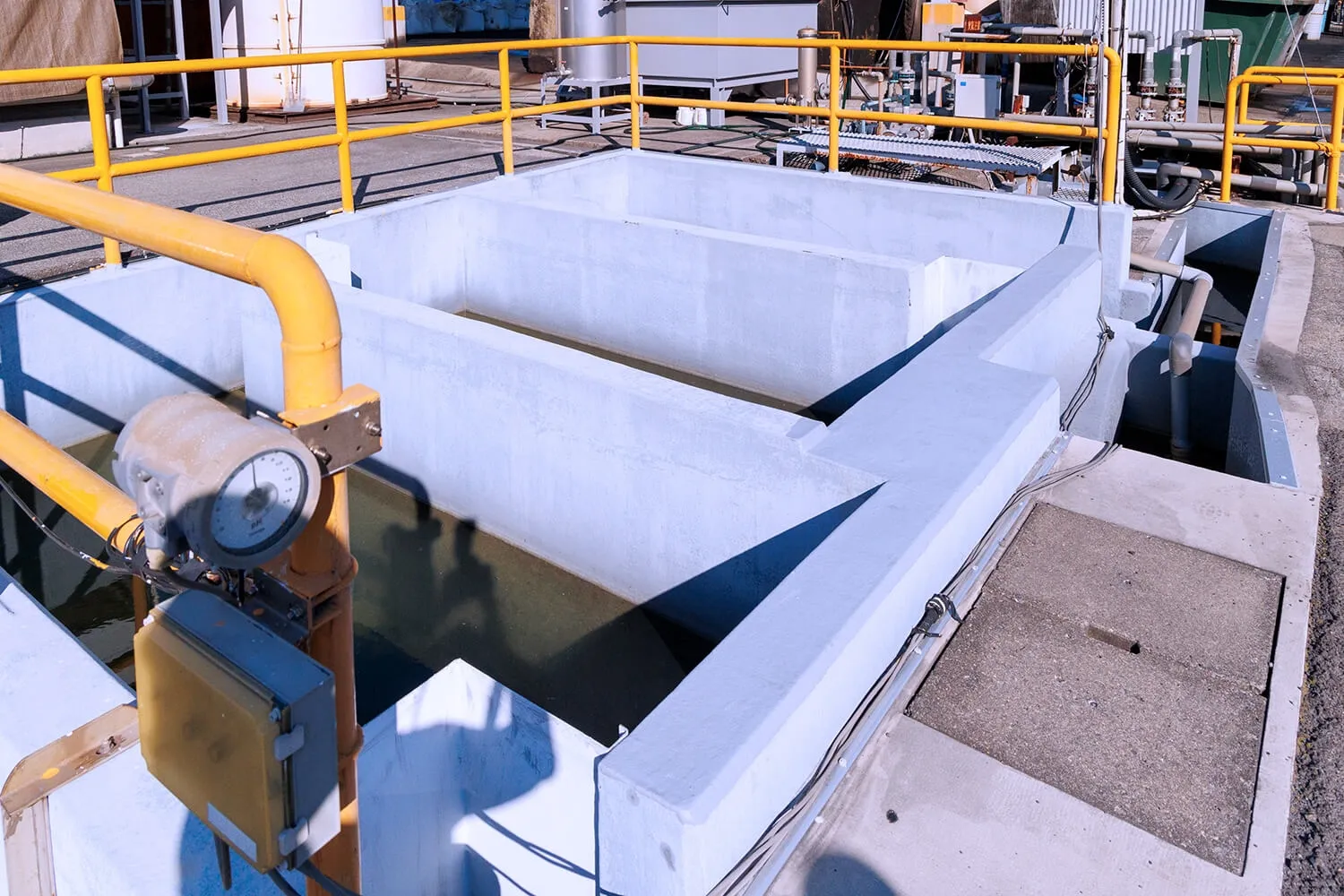 屋外に設置された水処理設備の沈殿槽