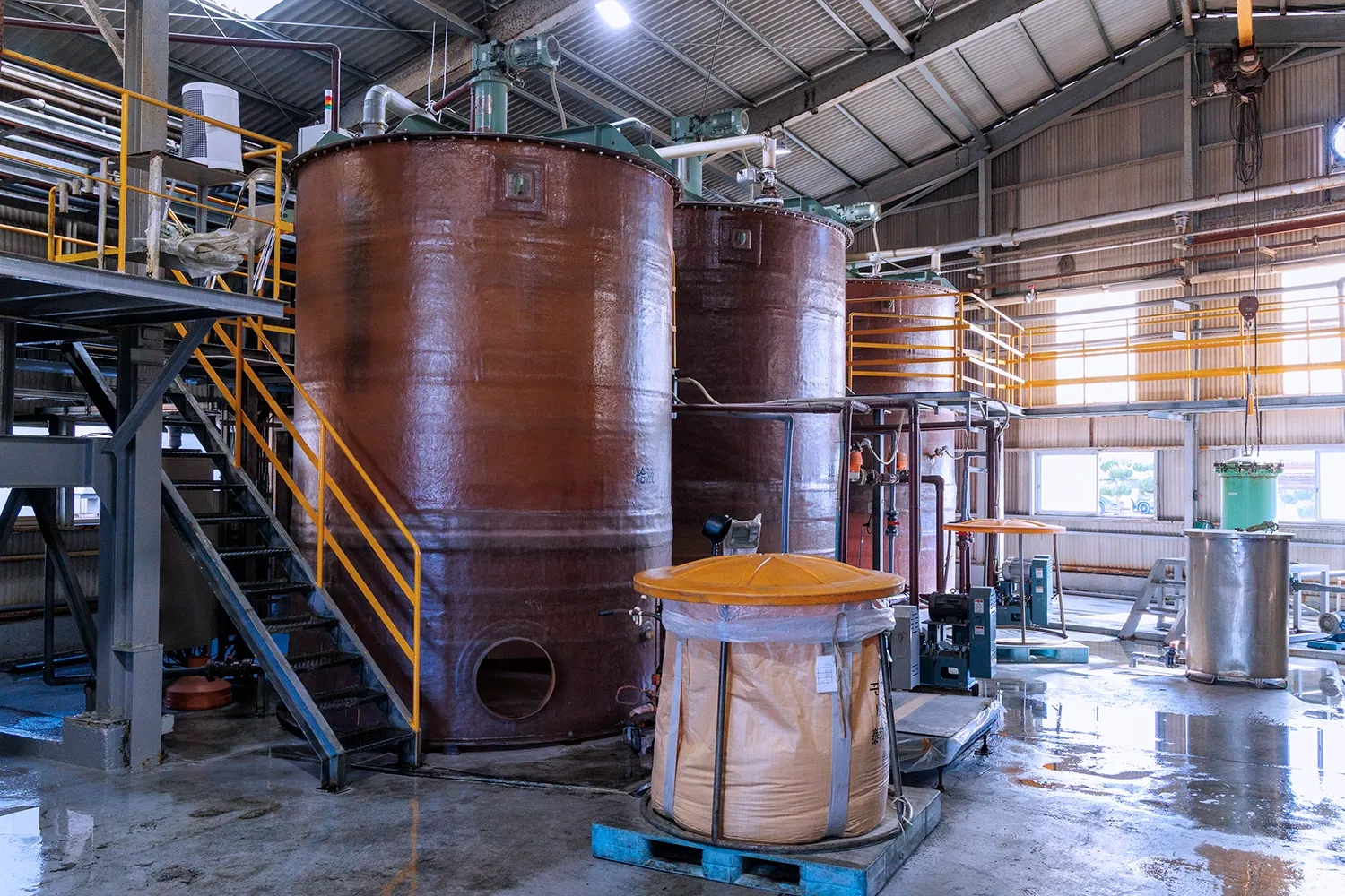 工場内に並ぶ大型の貯蔵タンクと設備