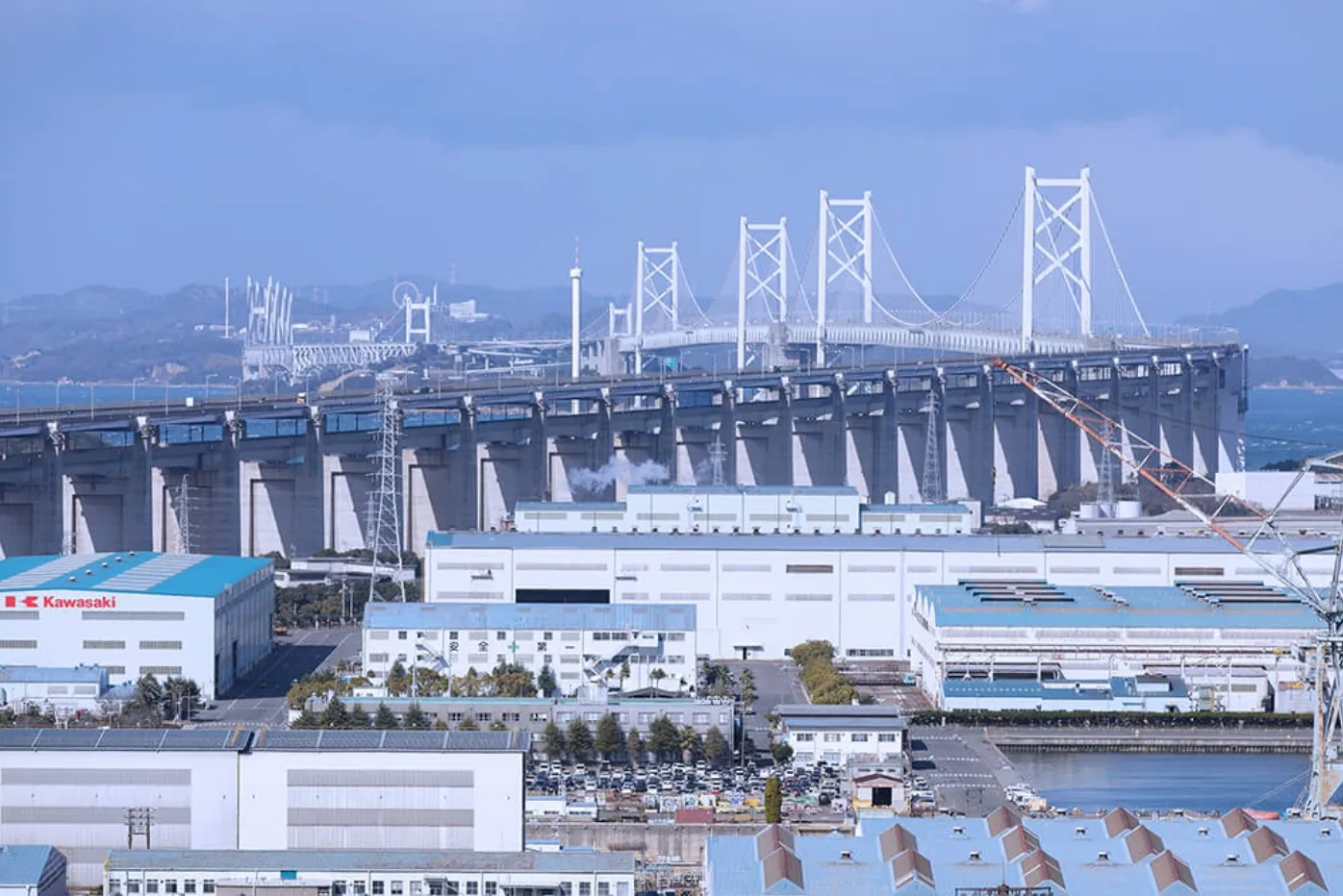 工場群と橋を望む風景