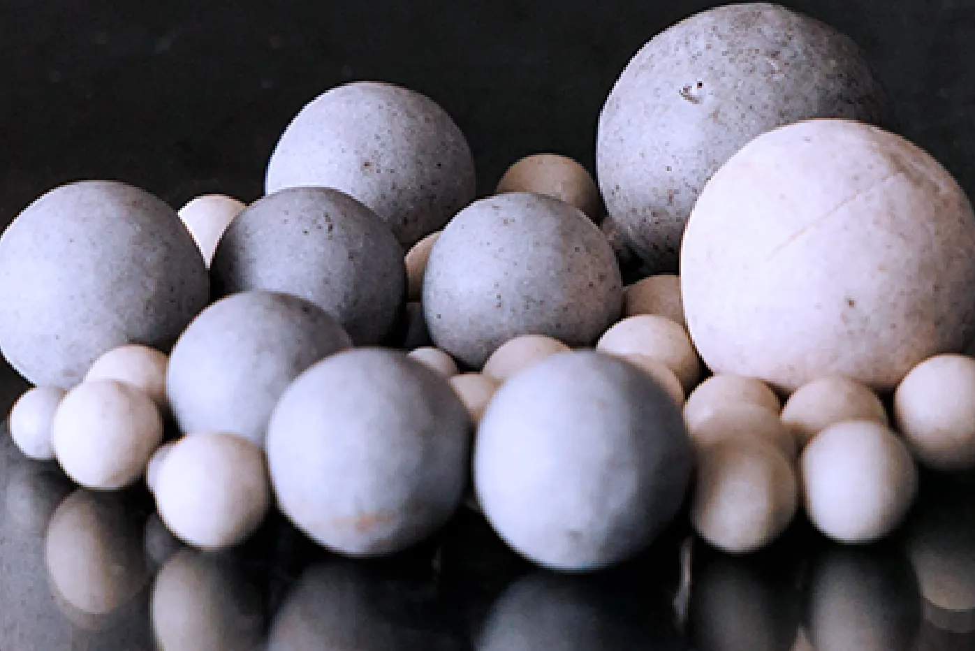 大小さまざまなセラミックボール