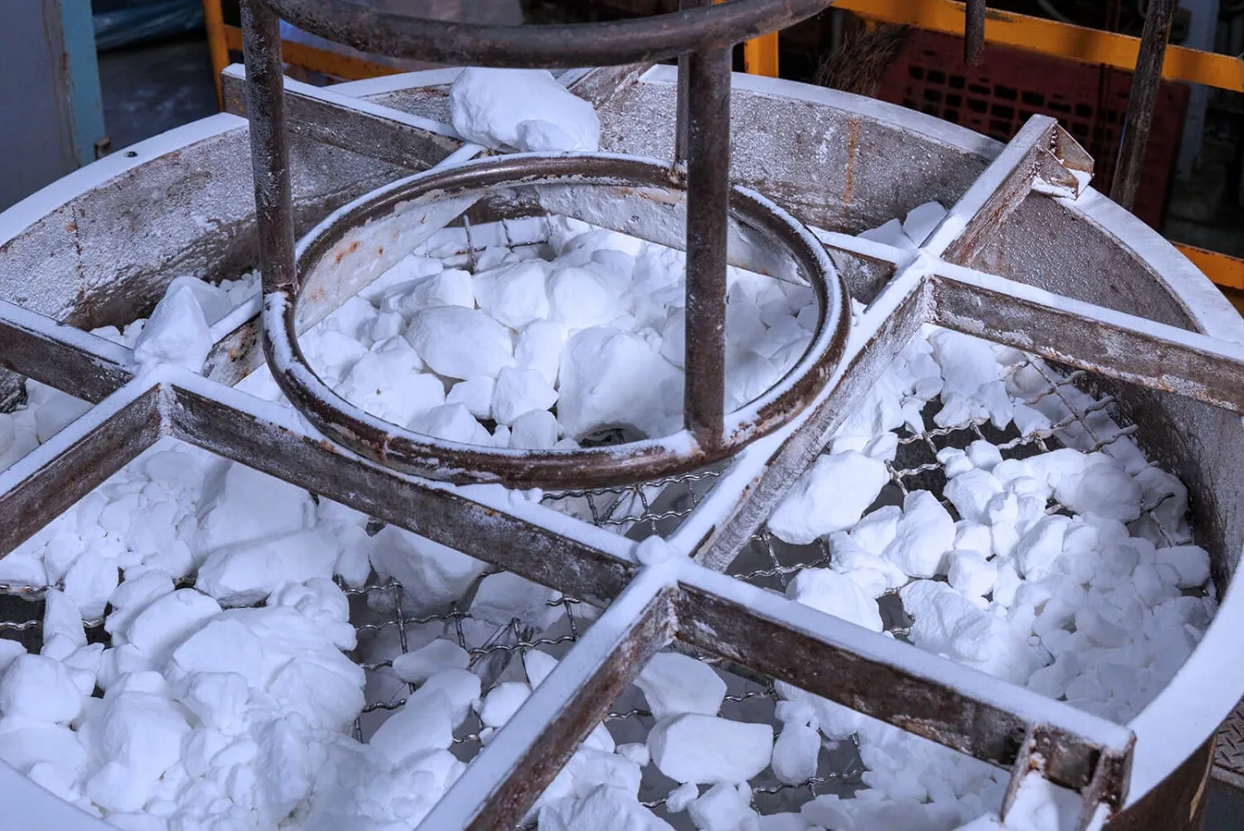 工場内で処理中の白色の固形物