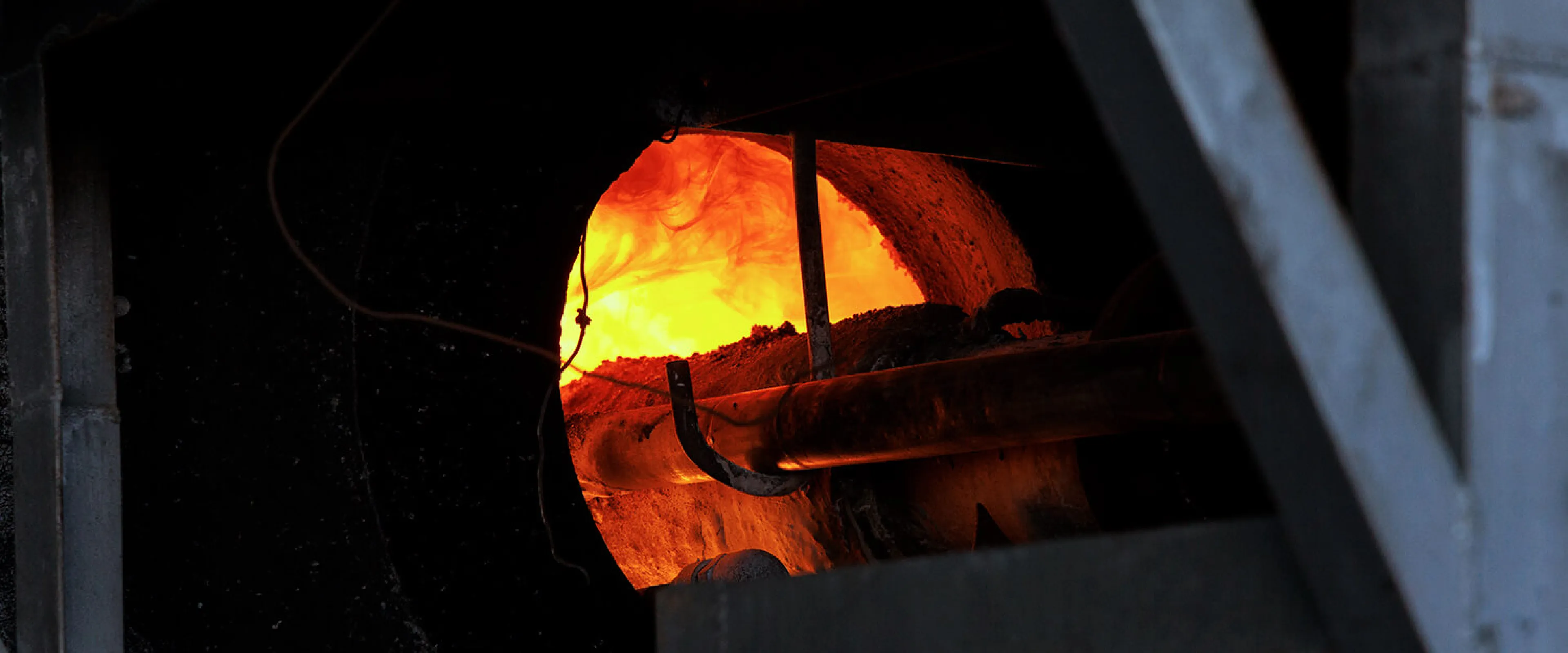 工場内で稼働する高温の炉