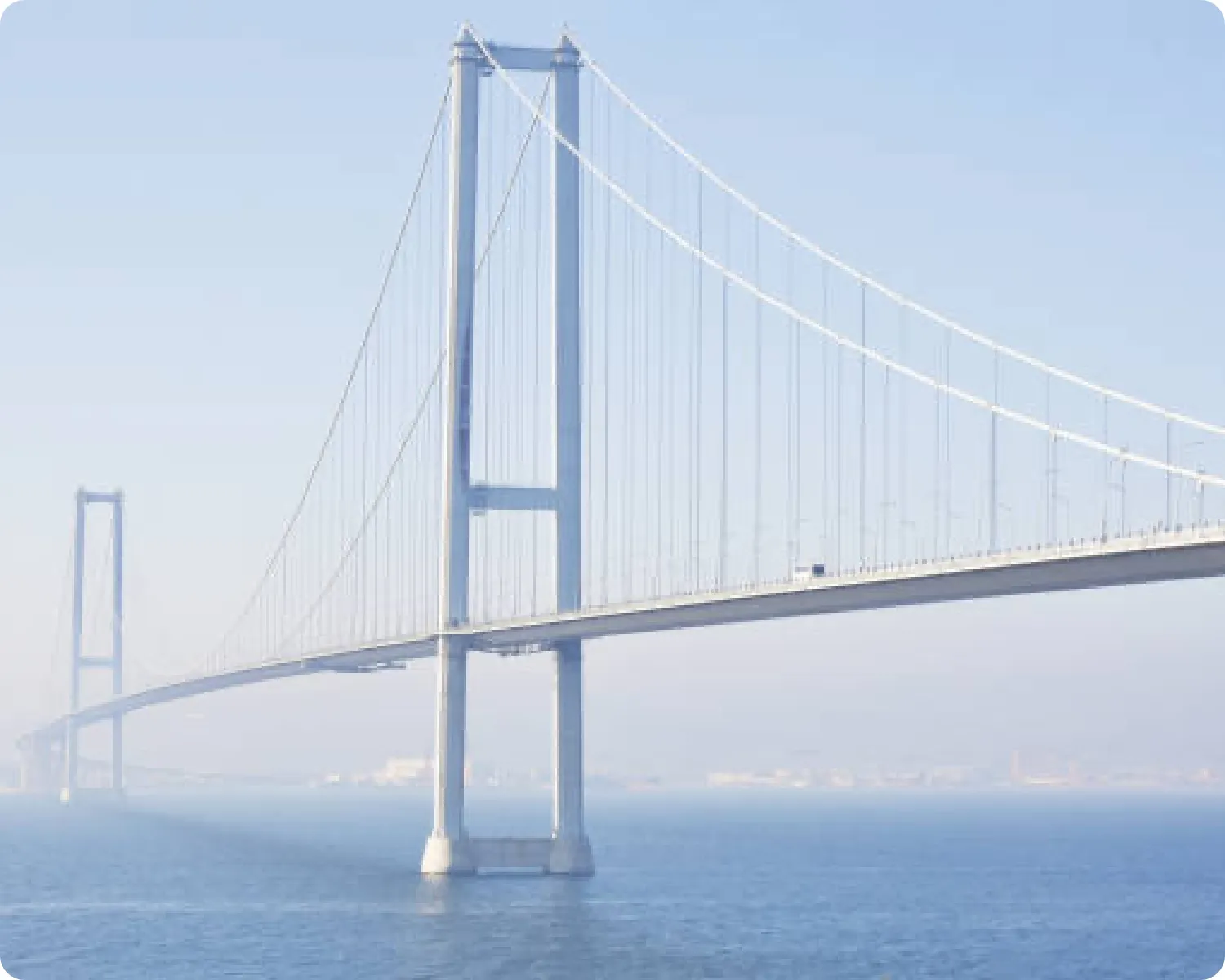 青空の下に架かる大きな斜張橋