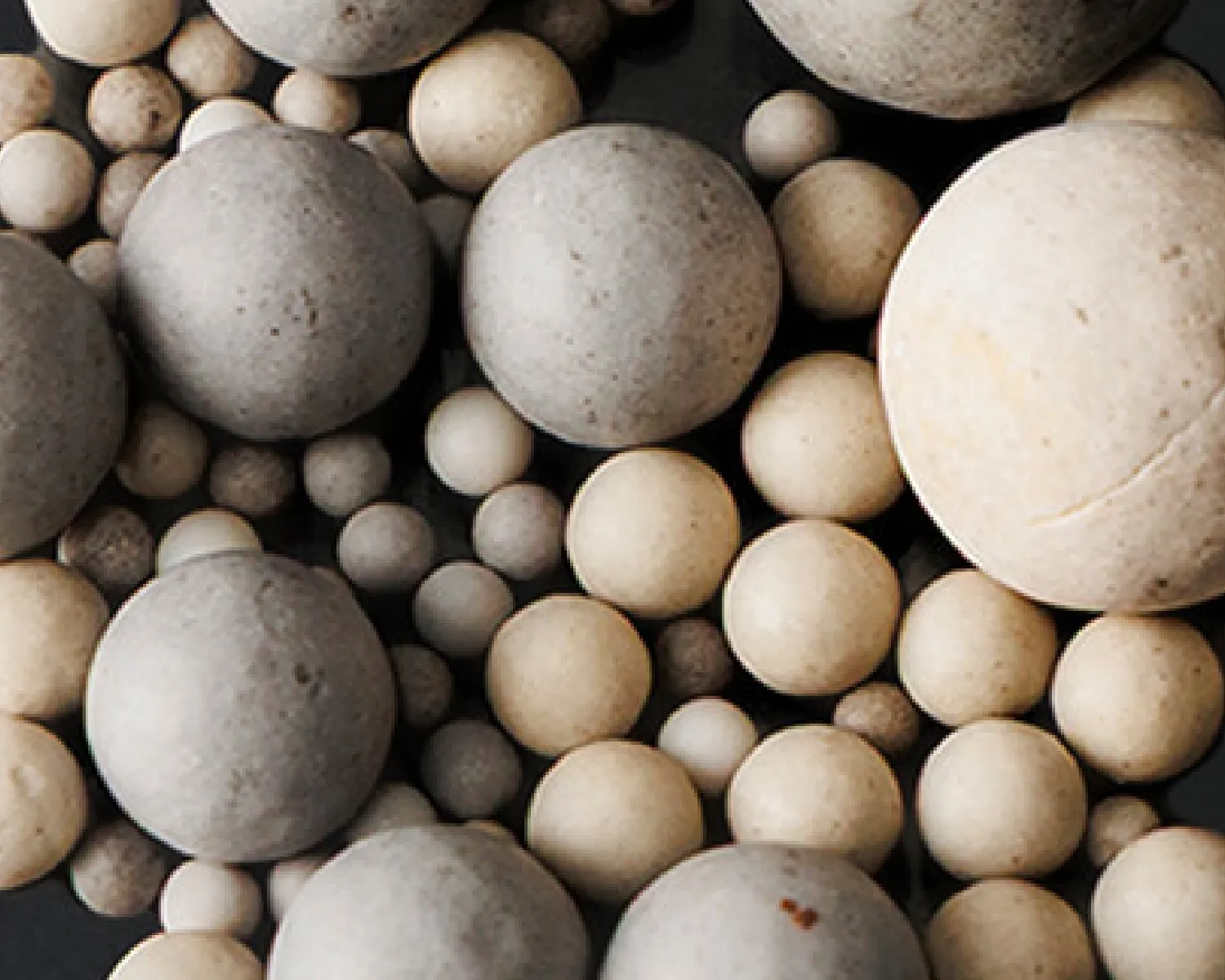 大小さまざまなセラミックボール