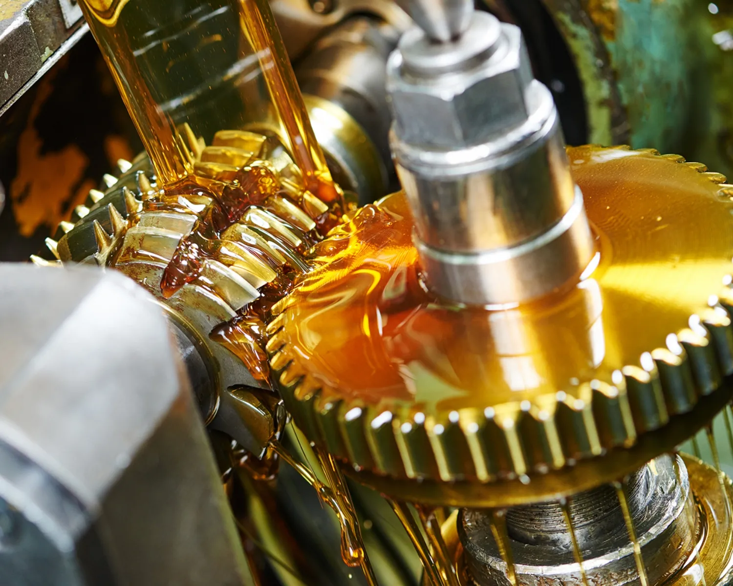 歯車に潤滑油を注ぐ機械加工の様子