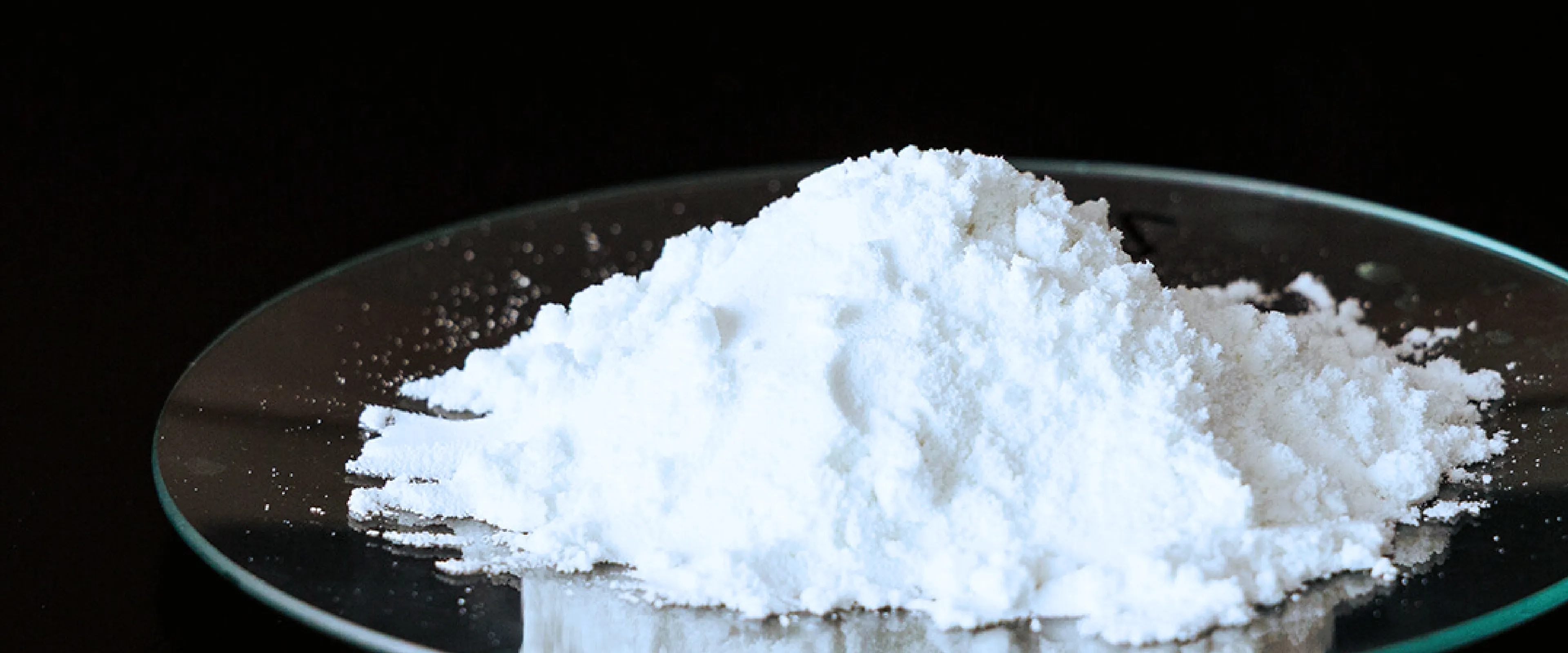 ガラス皿に盛られた白色の粉末状の製品