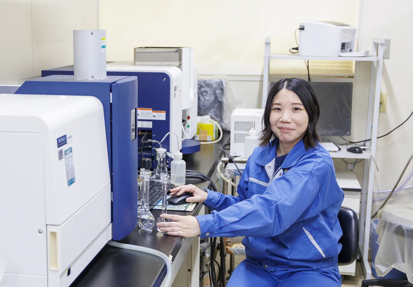 分析機器を操作する女性社員