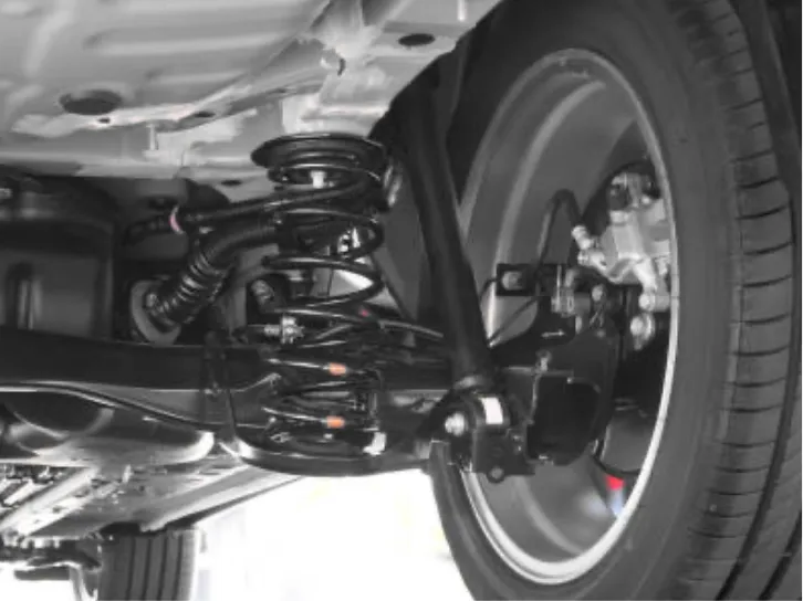 自動車の足回りに組み込まれたサスペンションとタイヤ周辺部品