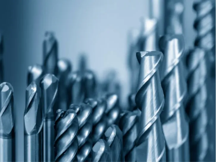 金属加工に使用される複数の切削工具が並ぶエンドミル