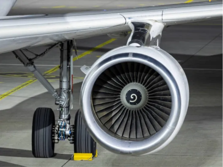 航空機の主翼下に取り付けられたジェットエンジン