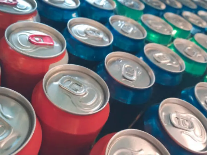 製造ラインに並ぶ複数のアルミ製飲料缶