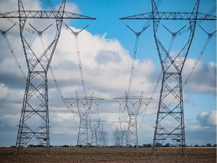 屋外に立ち並ぶ高圧送電線の鉄塔と電力インフラ設備
