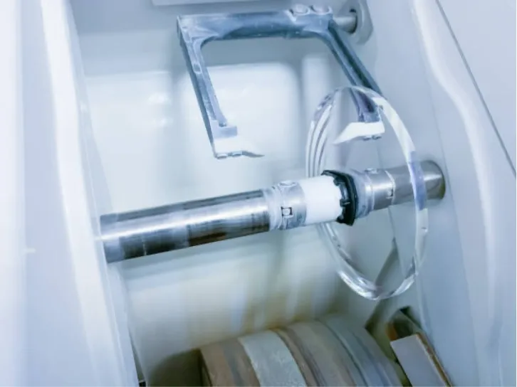 産業機械内部に組み込まれた回転軸と円盤部品