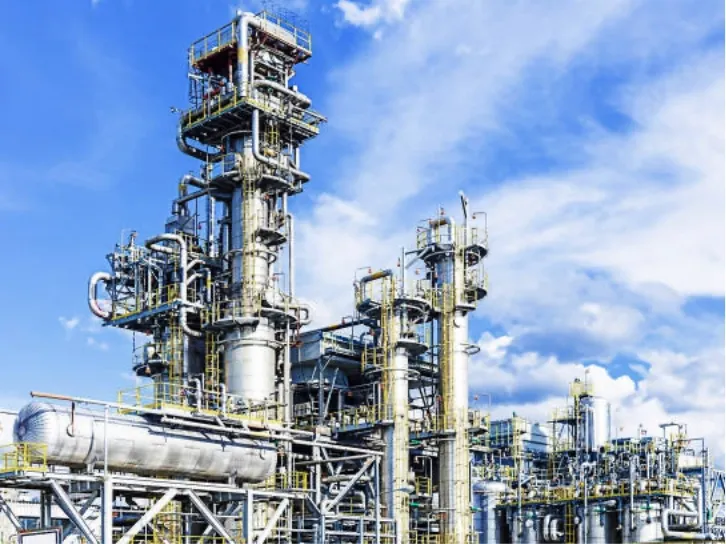 屋外に設置された大型の化学プラント設備と配管構造