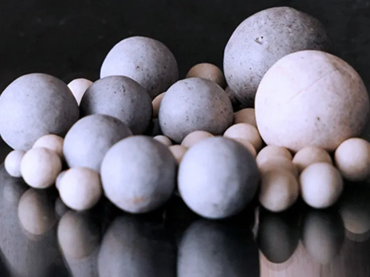 大小さまざまなセラミックボール