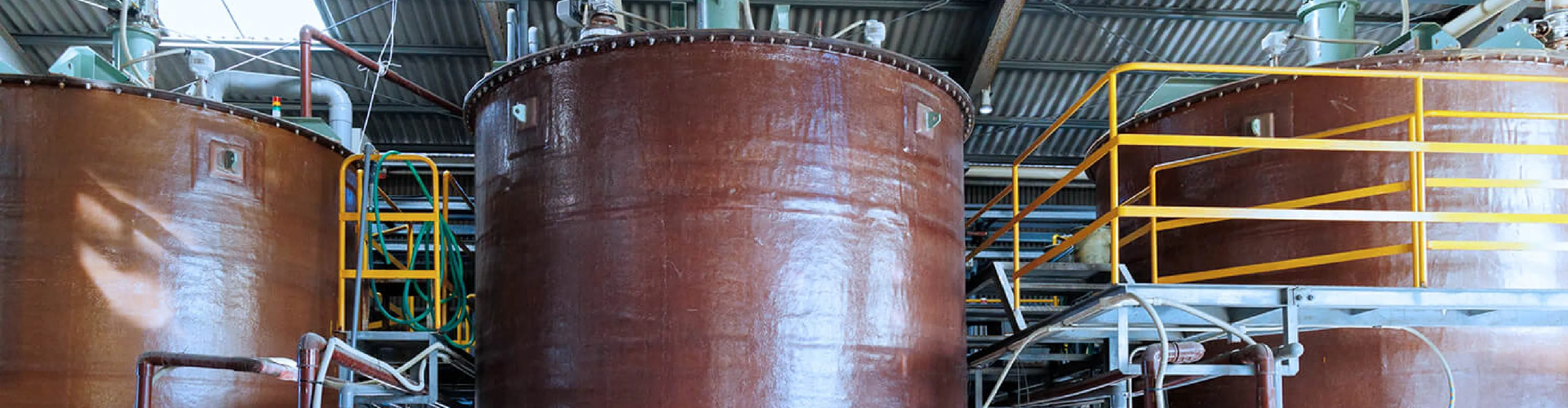 工場内に設置された大型の円筒形タンク設備