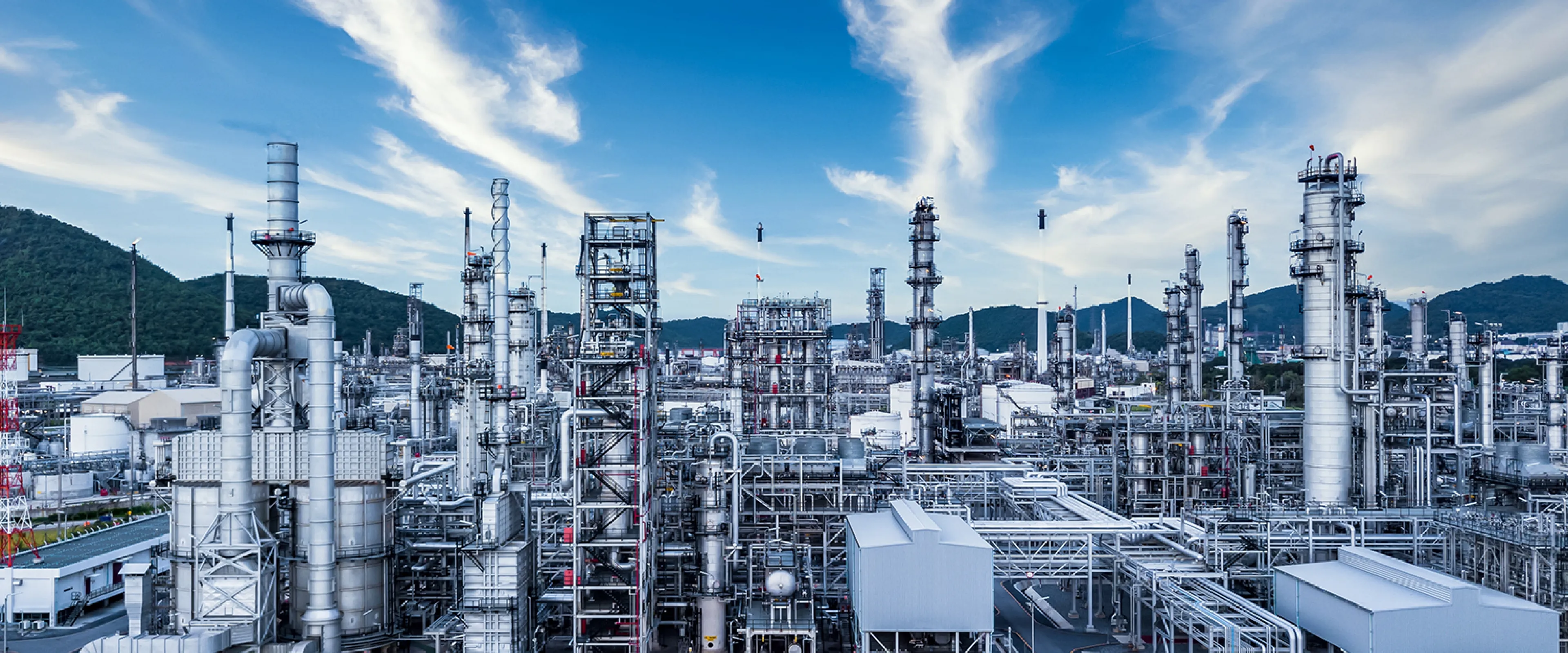 工場の全景と青空のパノラマ写真