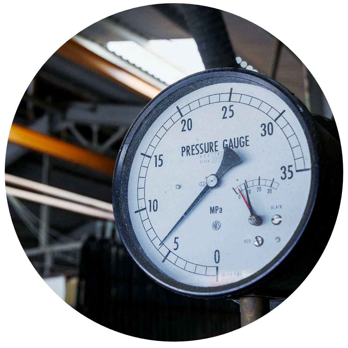 工場内で使用されている圧力計のメーター表示
