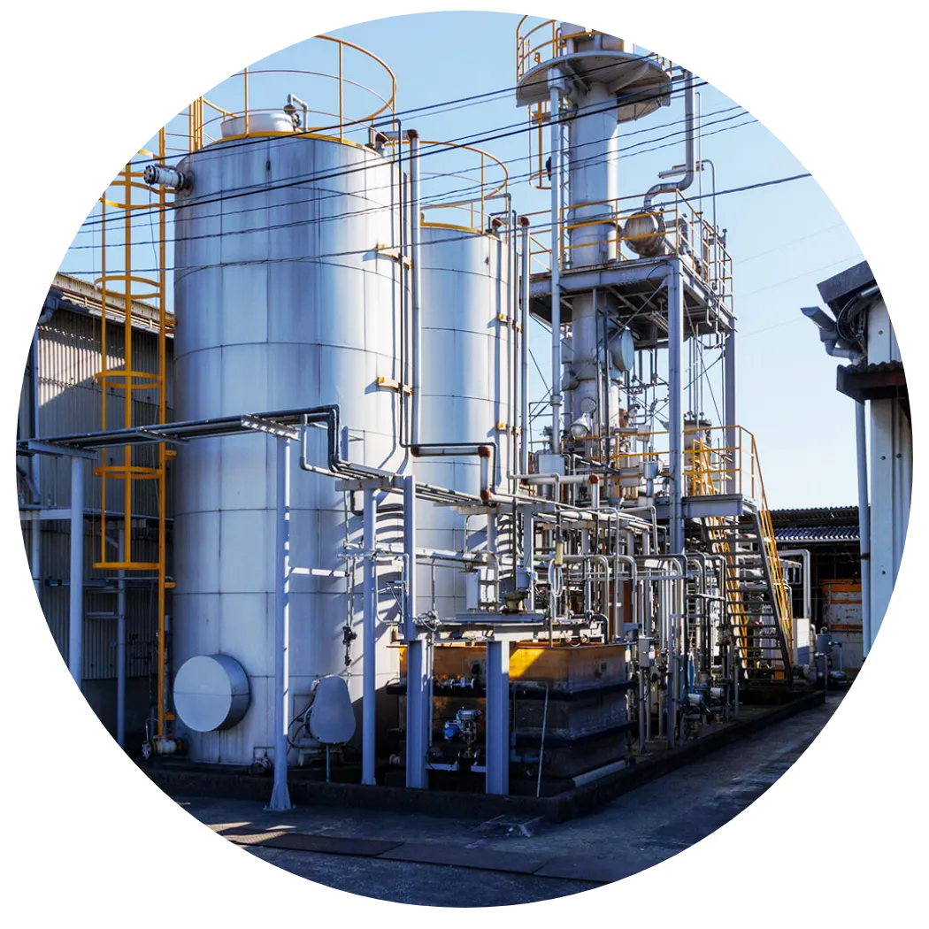 屋外に設置された大型タンクと配管設備