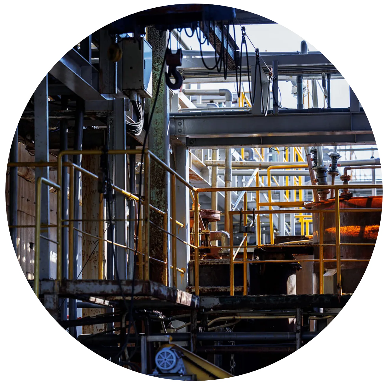 配管が張り巡らされた工場内の設備構造