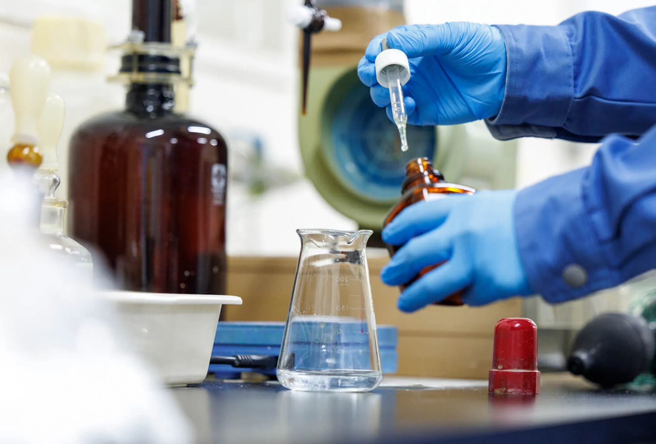 薬品をビーカーに滴下する作業の様子