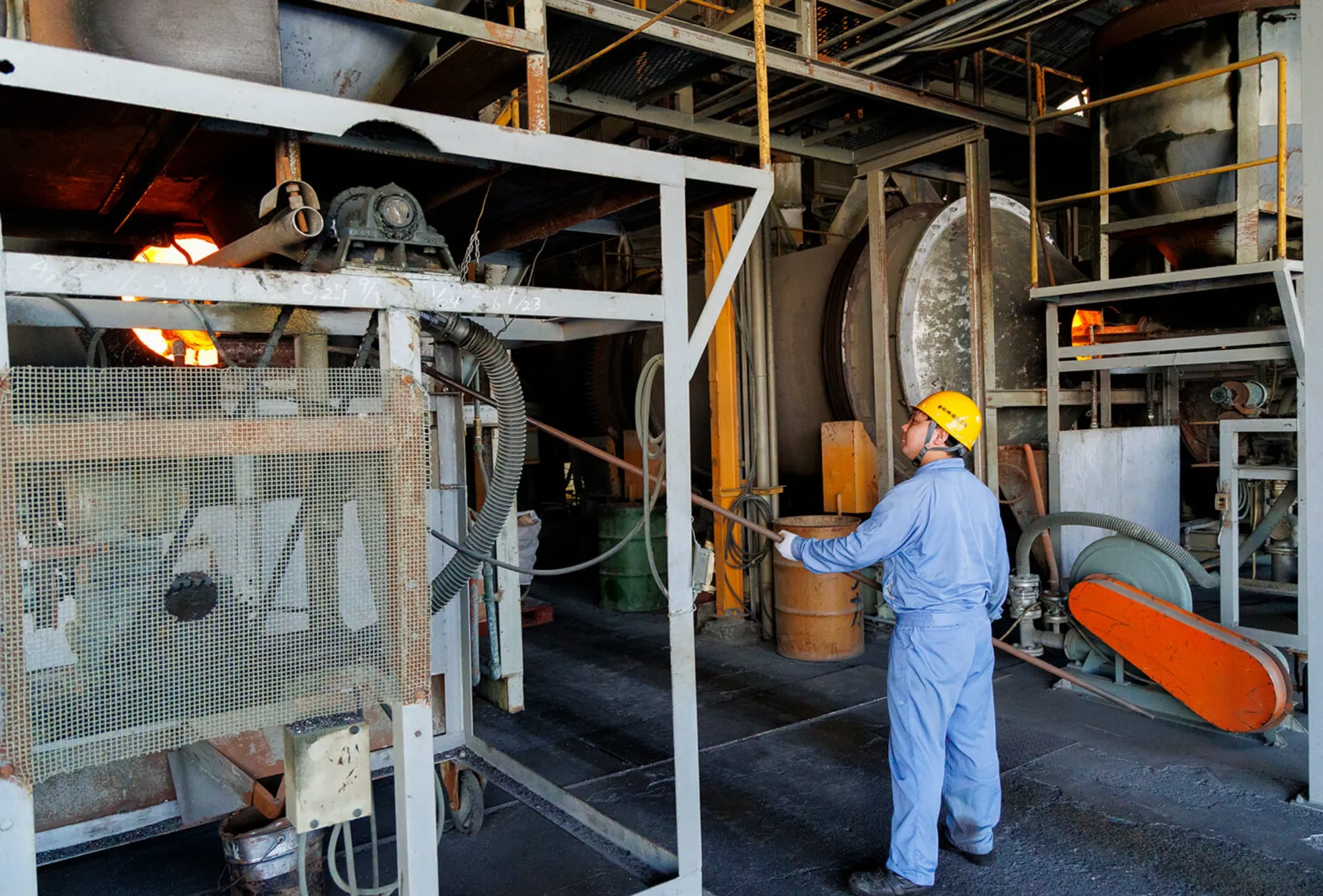 工場内で炉の操作作業を行う男性社員