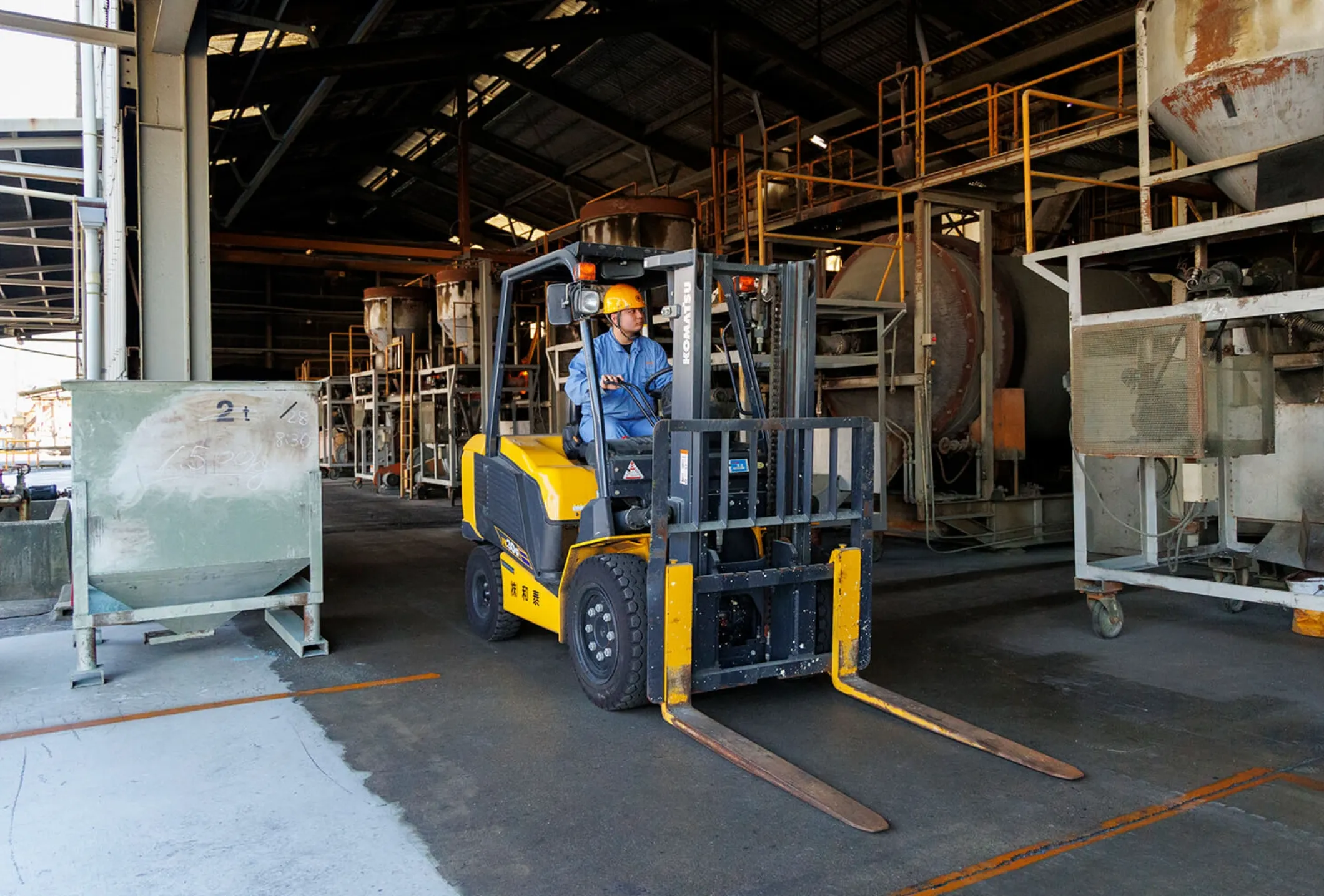 フォークリフトを操作する男性社員