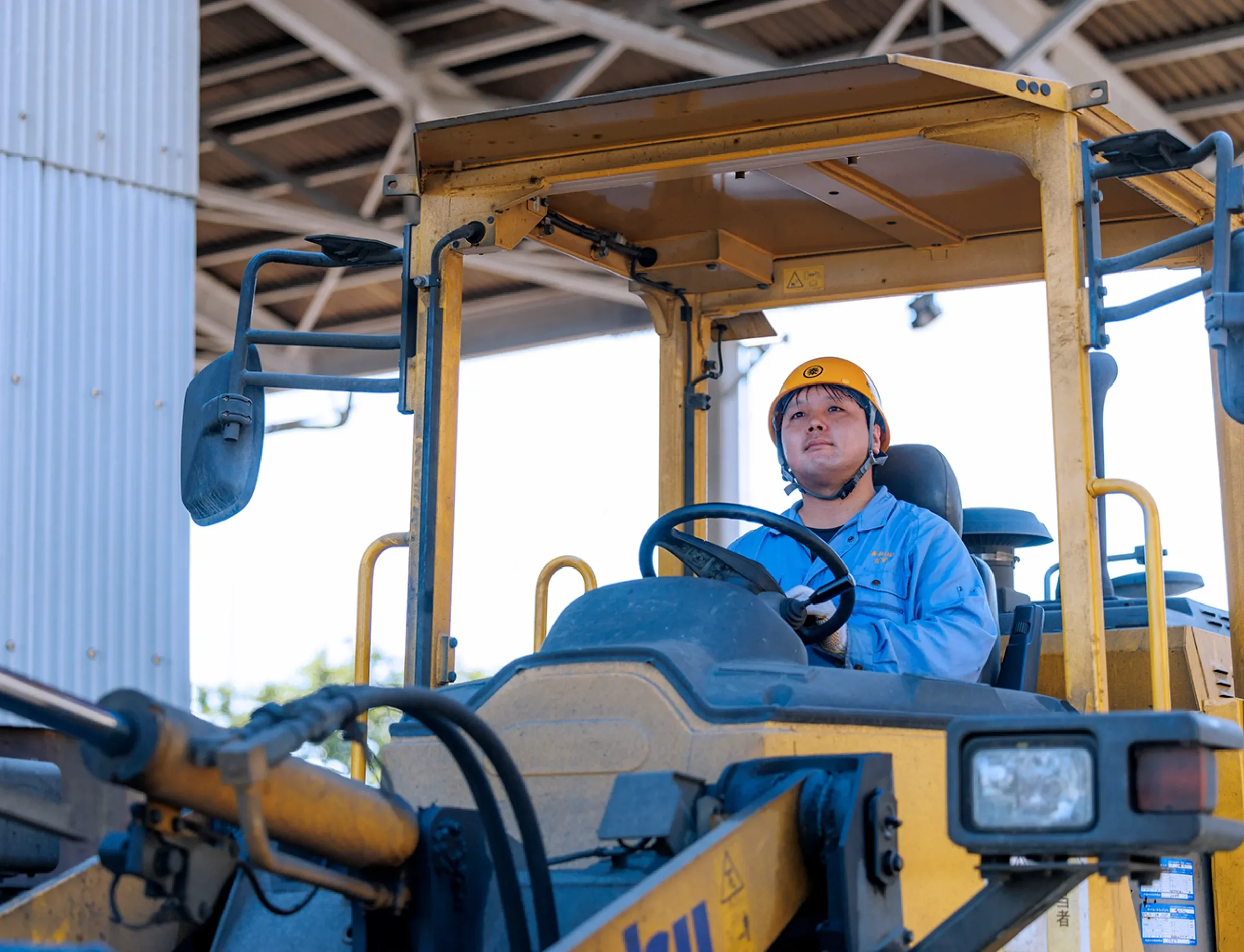 重機を運転する男性社員